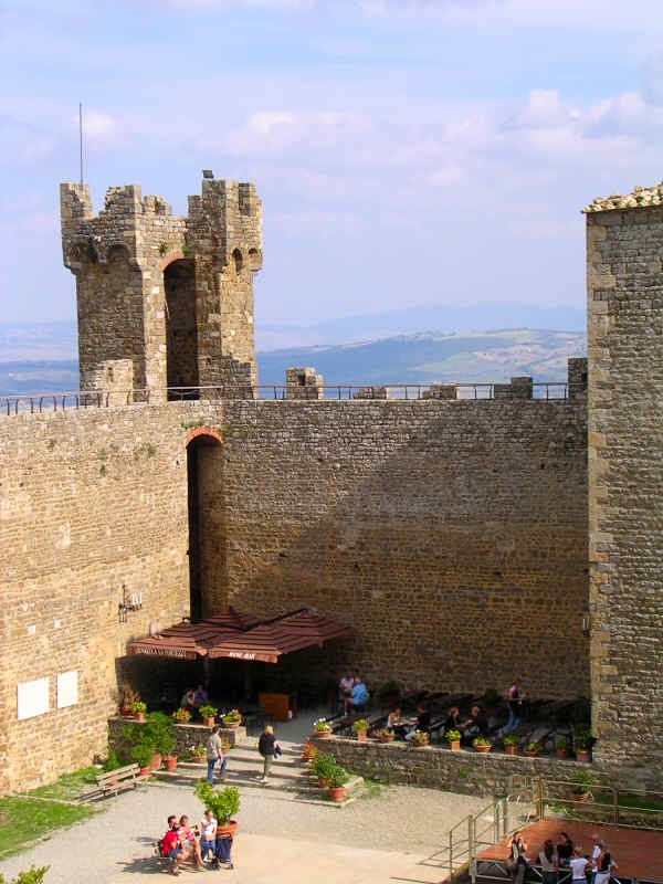 Tavolini dell enoteca nella Fortezza di Montalcino e panorama
